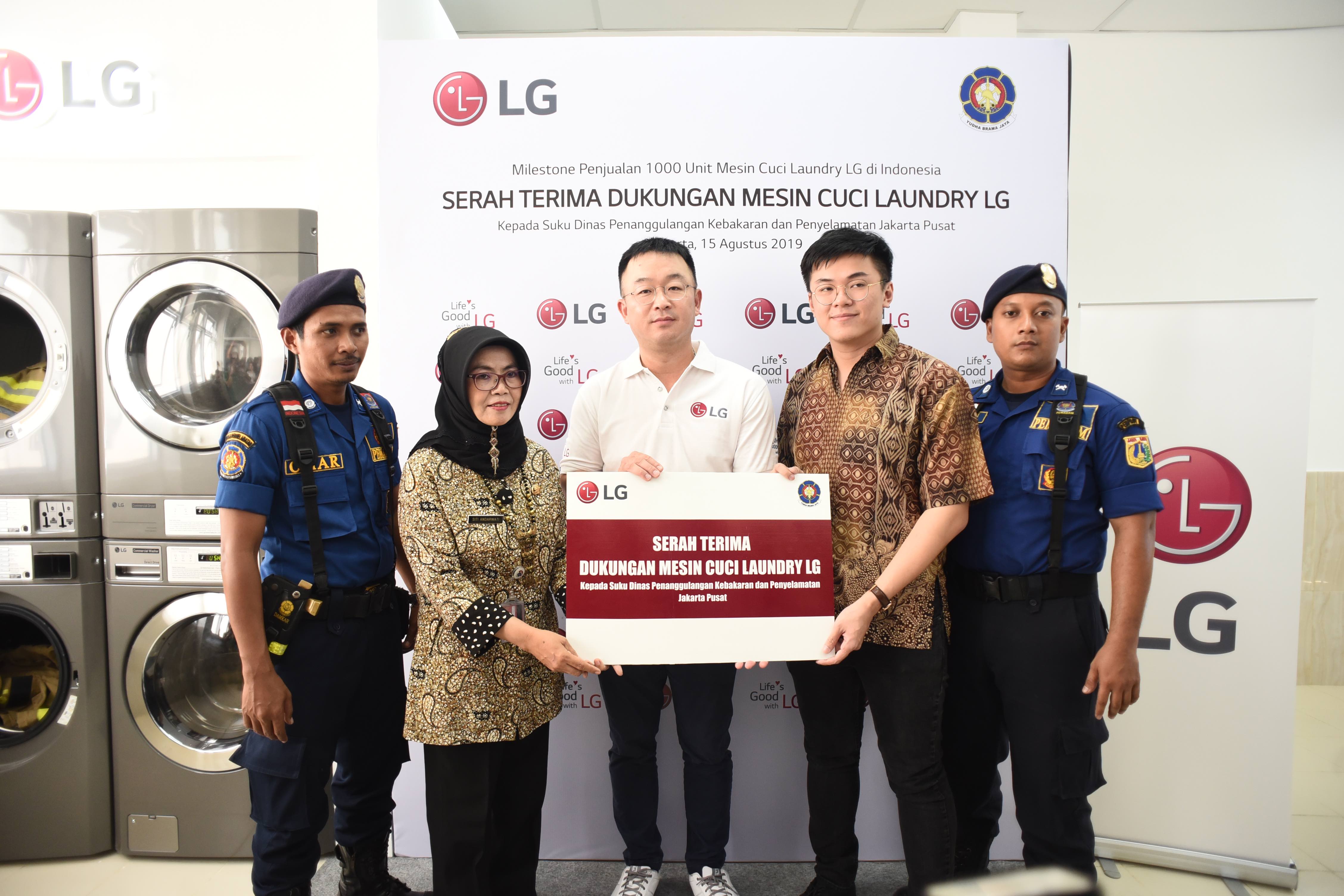 Penyerahan 4 Mesin Cuci LG